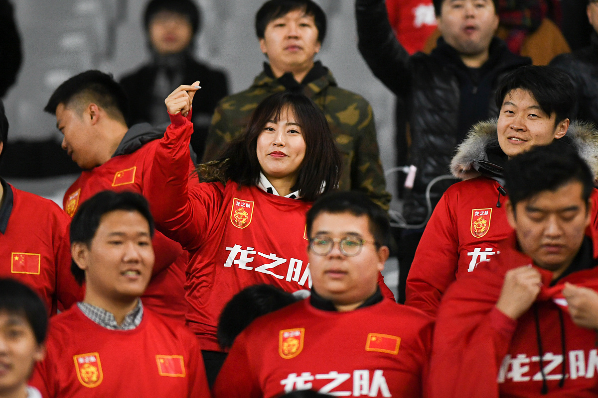 国足今晚再战日本，厦门赛场备战紧锣密鼓(酷睿i32350m和赛场n2940哪个性能好)