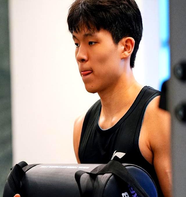 首发+首分！杨瀚森首秀从容不迫用助攻惊艳全场