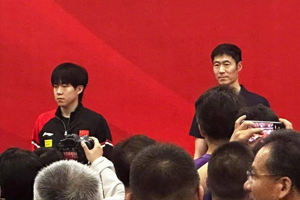 王励勤率三奥运冠军亮相!孙颖莎王曼昱同台较量