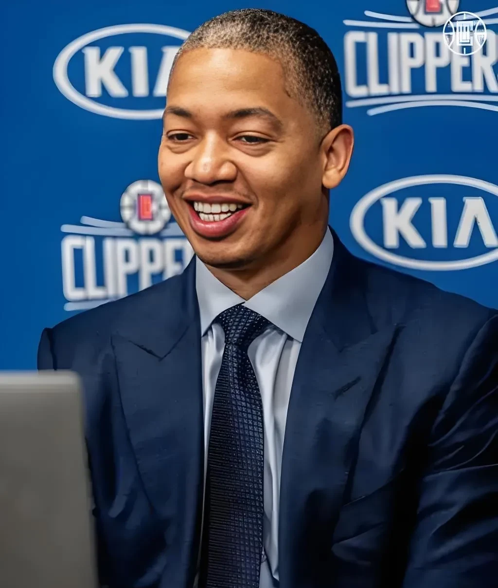 开云体育网页版-一个会开飞机的音乐家，也是NBA总决赛主教练