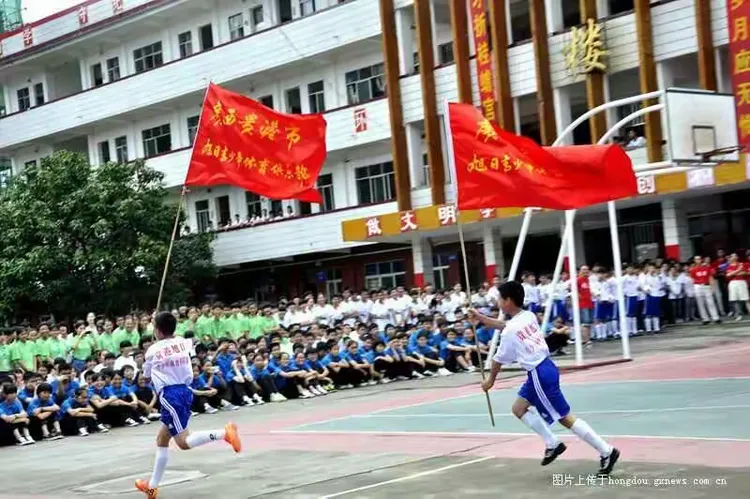 开云体育入口-东方足球联赛角逐激烈，球队奋力拼搏的简单介绍